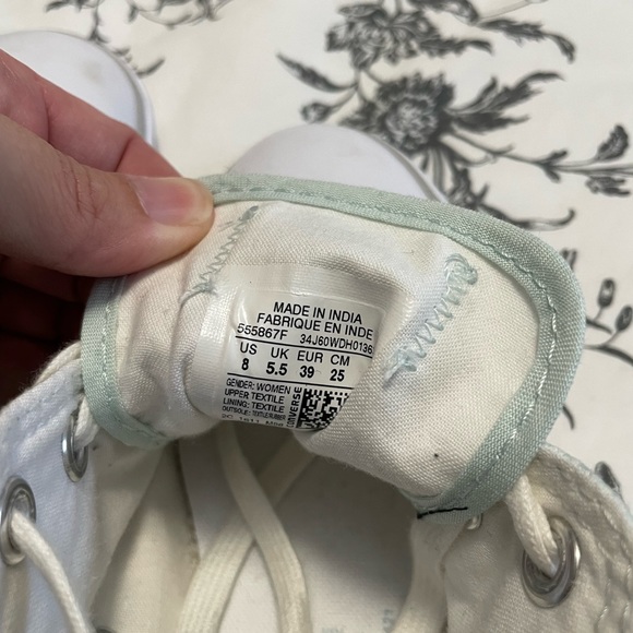 Converse - Picture 1 of 3